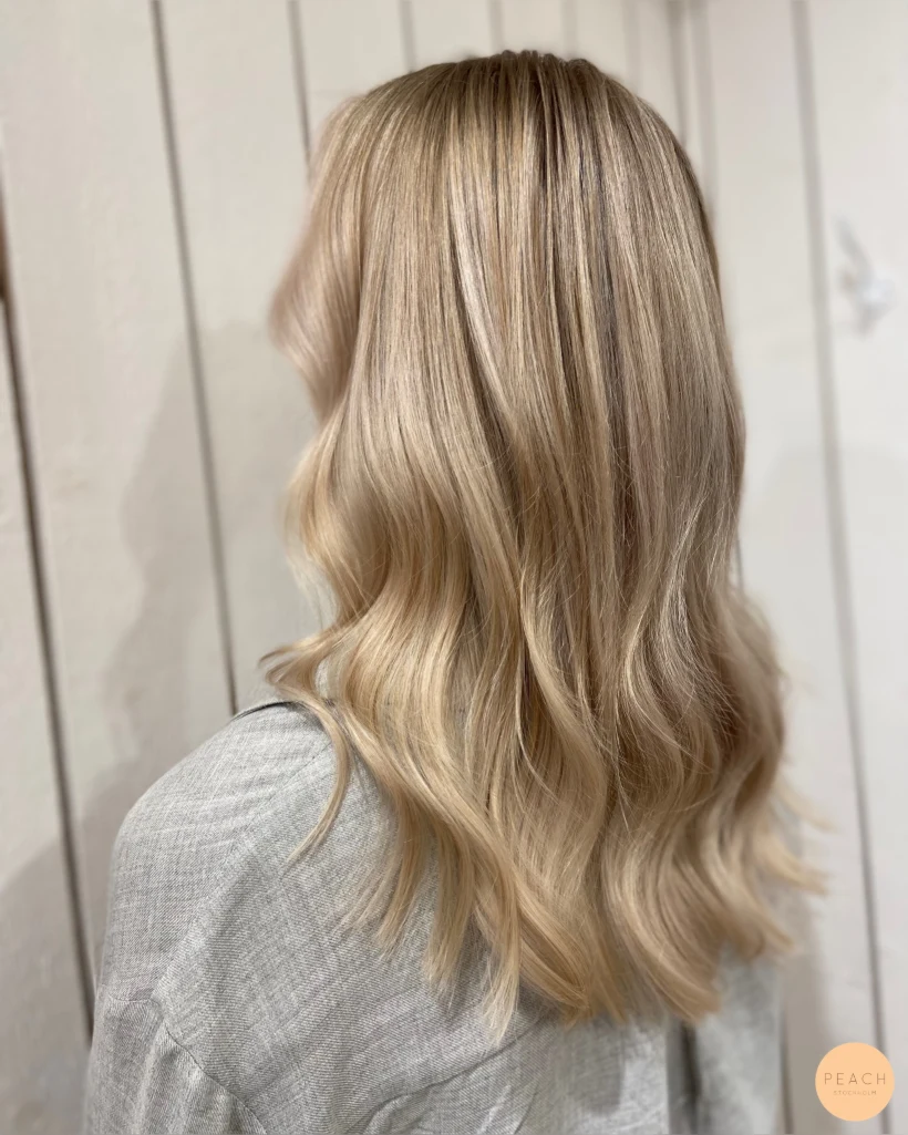 Kall blond lob med ljusa slingor