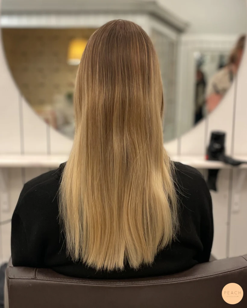 Beige blond hårfärg med slingor och mjuka lowlights