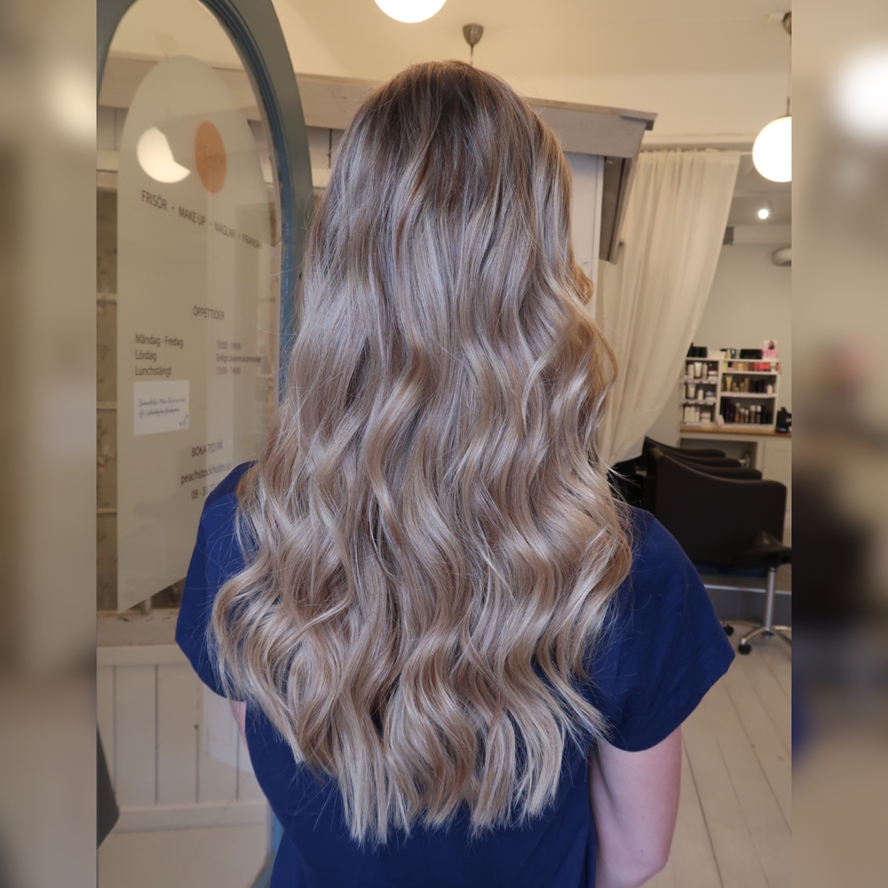 Beigeblond hårfärg med slingor