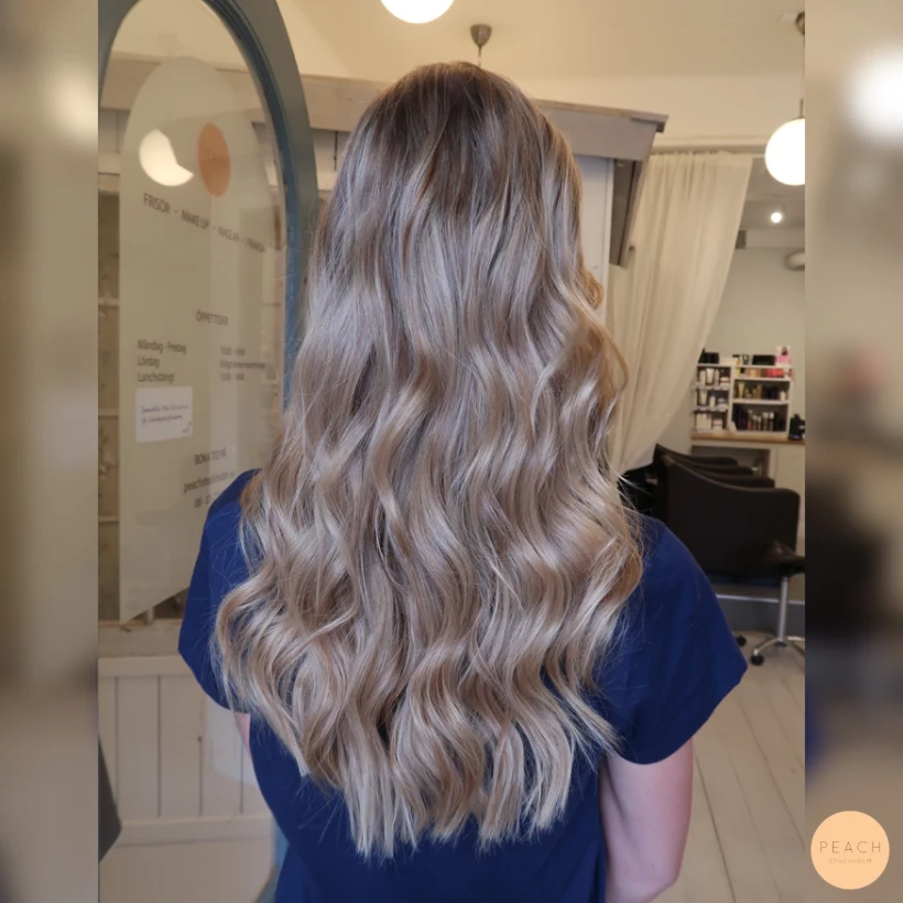Beigeblond hårfärg med slingor
