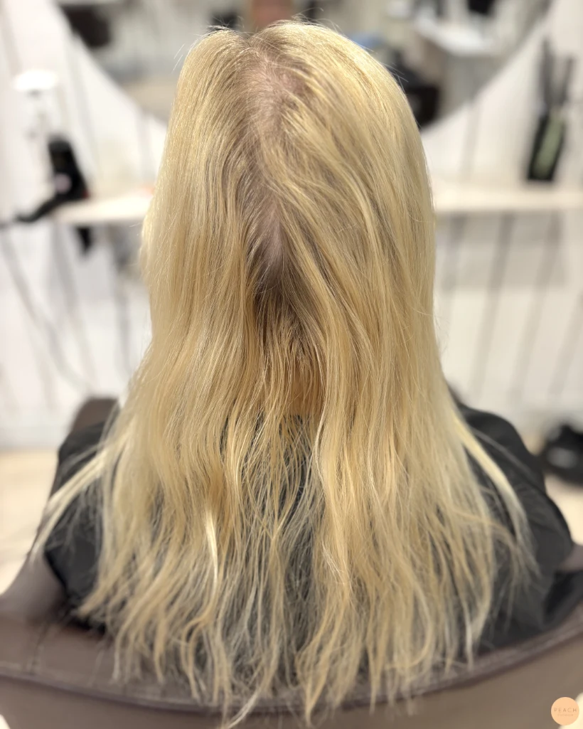 Blont hår med guldiga slingor