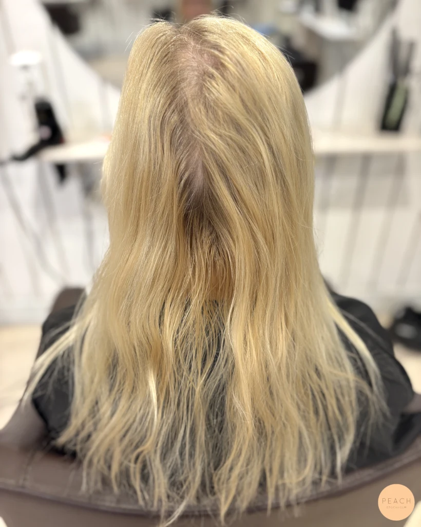 Blont hår med guldiga slingor