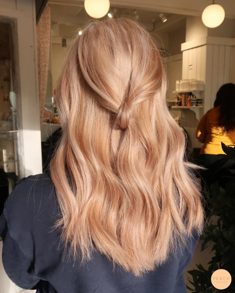 Soft beige kopparblond hårfärg med ljusa slingor