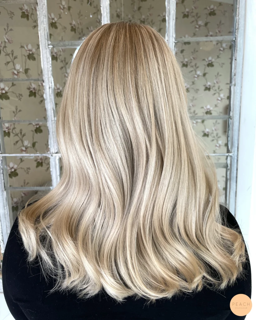 Light blonde highlights med ljusa slingor