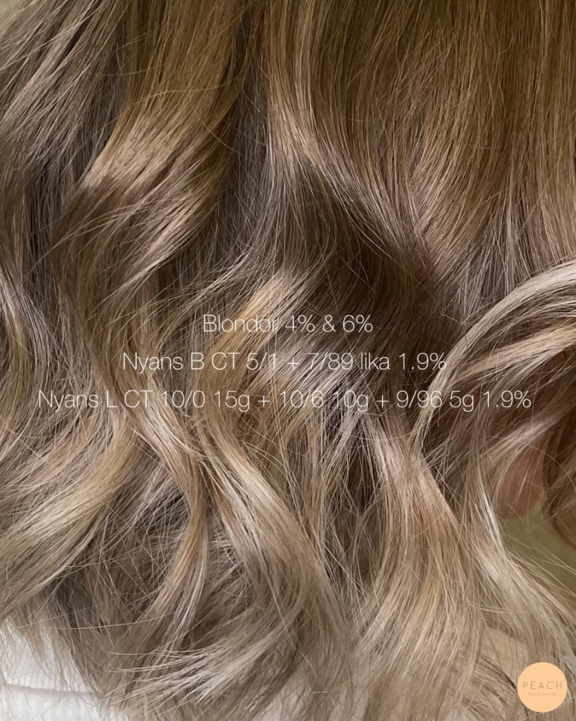 Balayage i mörkt hår med ljusa slingor