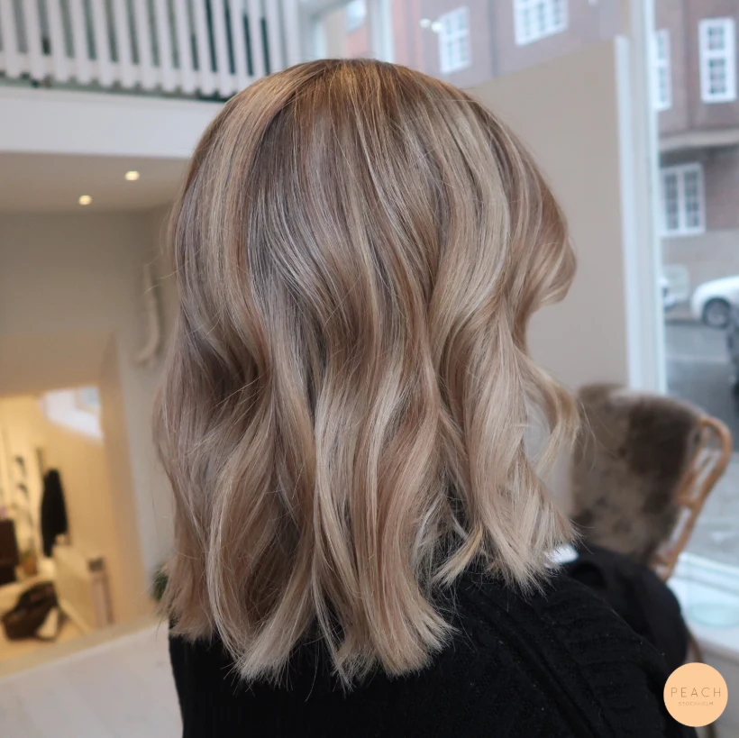 Ljusa och mörka slingor med beige toner