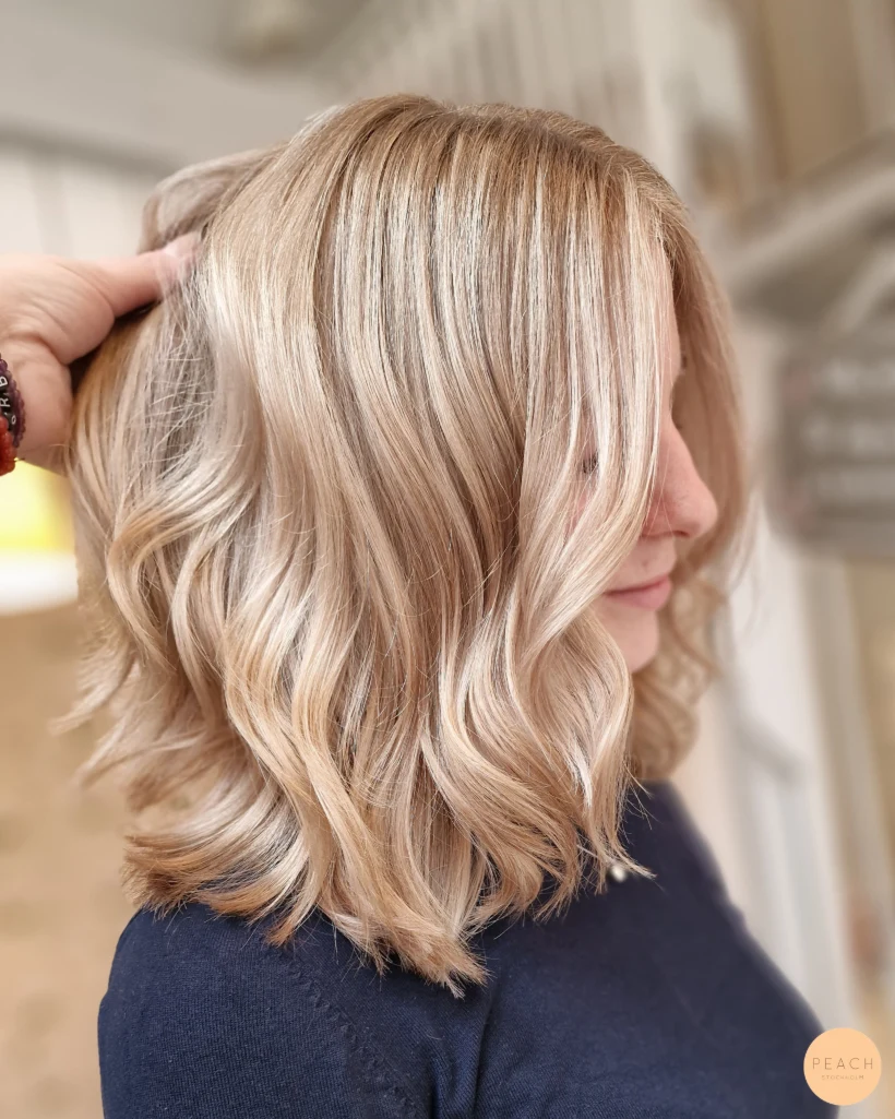 Beige blond med ljusa slingor – salongsresultat av Gözde Koc, 24 juli 2023