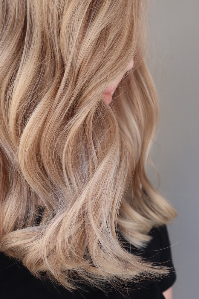 Ljusa slingor med lowlights och root shadow