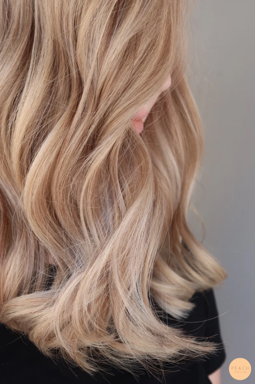Ljusa slingor med lowlights och root shadow
