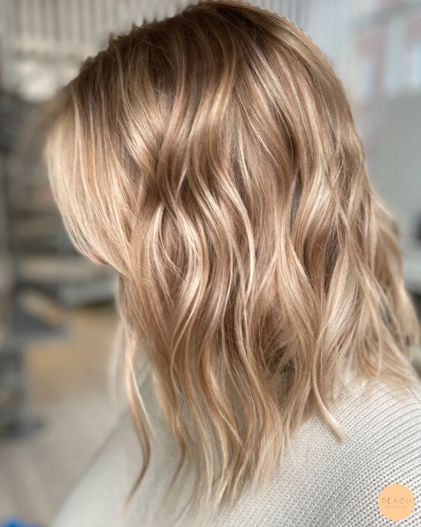 Varm beige blond hårfärg med mjuka lowlights