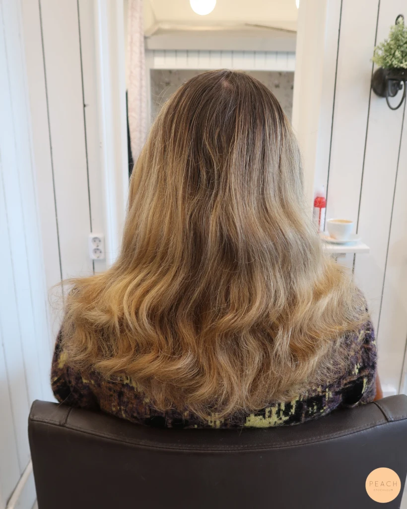 Beige blond hårfärg med ljusa slingor och krämig ton