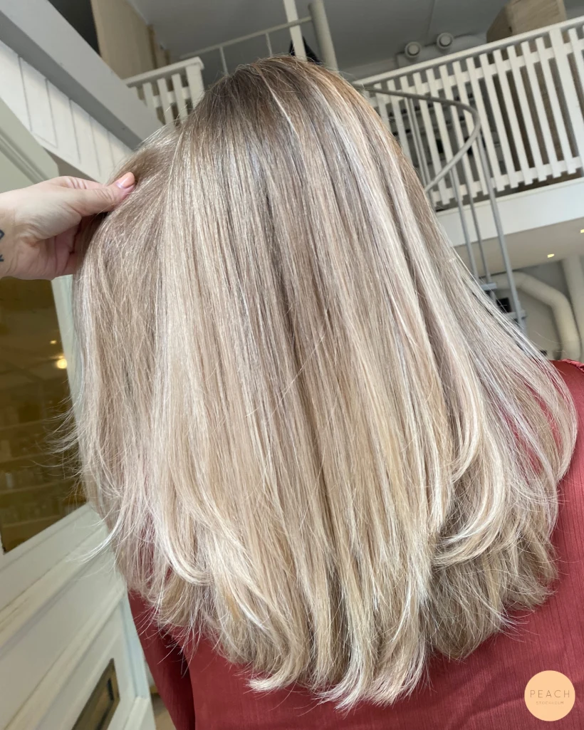Klar blond hårfärg med rootshadow