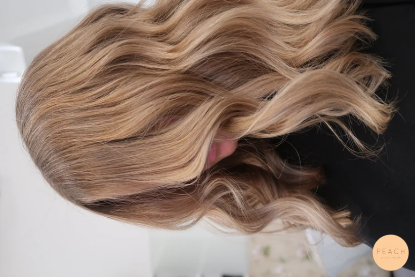 Blond hårfärg med olika nyanser och mjuka lowlights