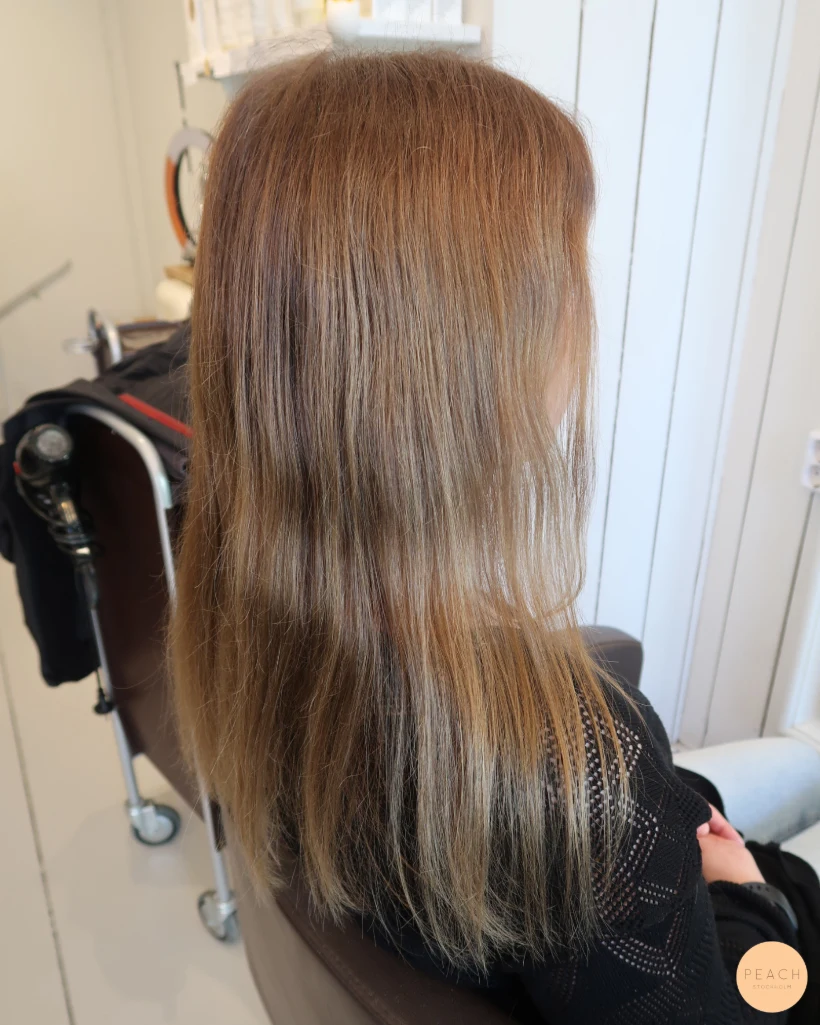 Fin blond hårfärg med ljusa och mörka slingor