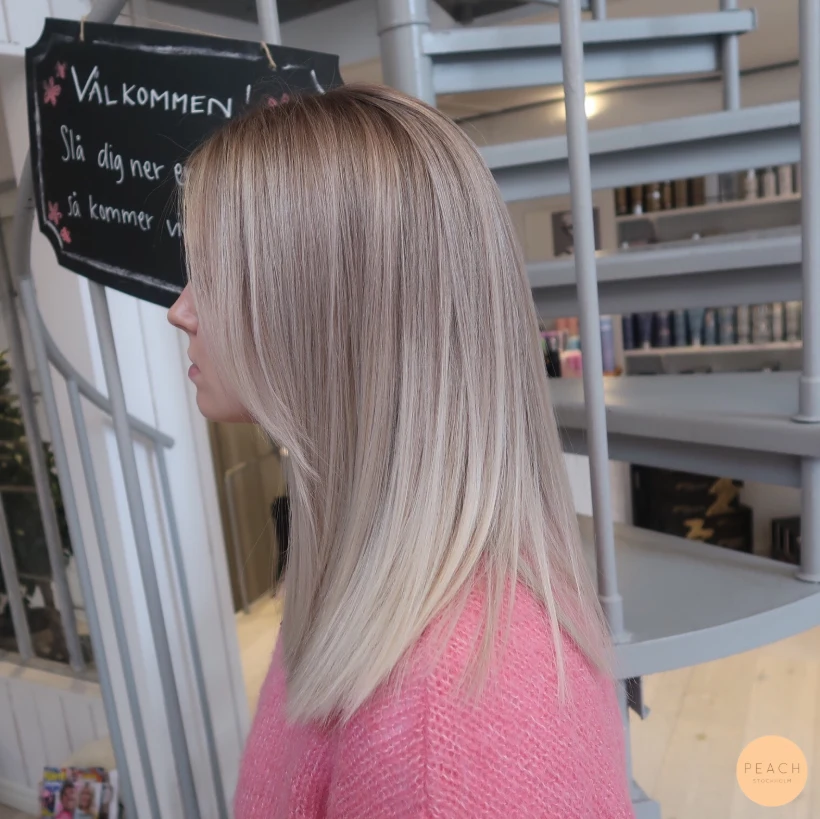 Kall blond hårfärg med mjuk root shadow