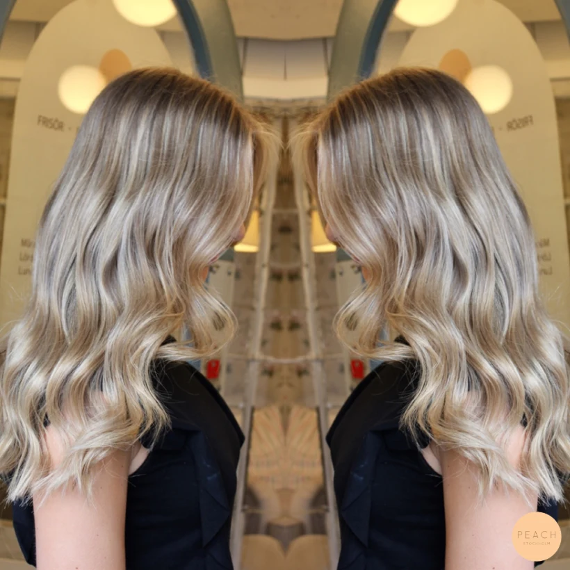 Beige blond hårfärg med slingor och extra glans