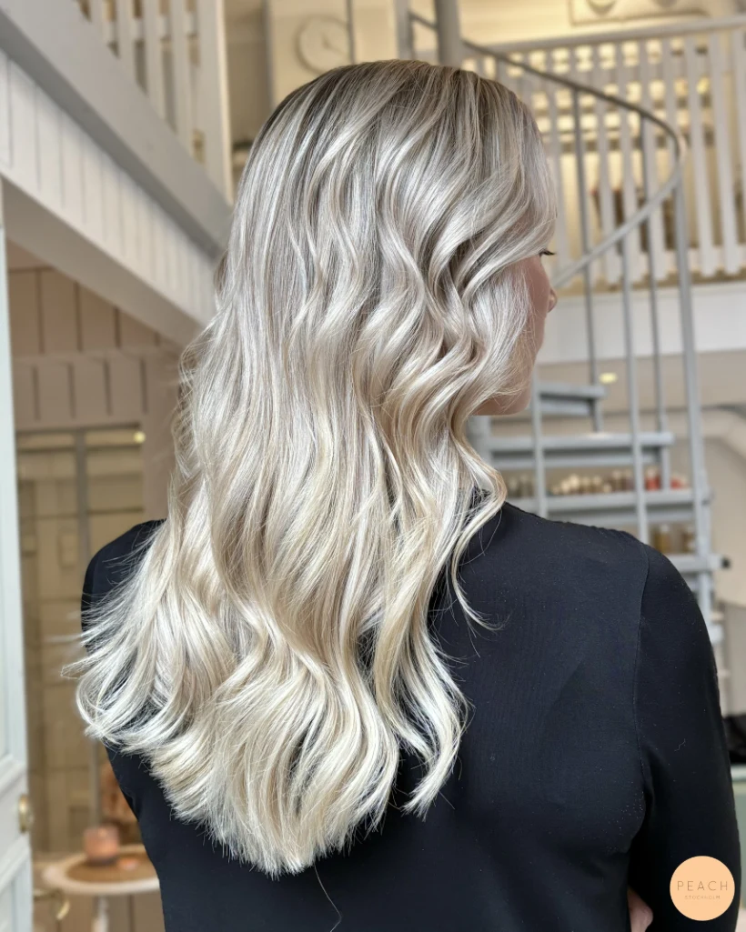 Sval blond balayage efter sex månaders utväxt
