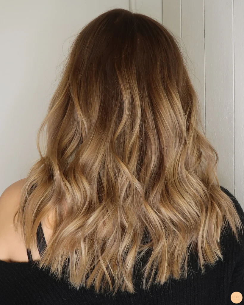 Bronde hårfärg med balayage och lång lob klippning