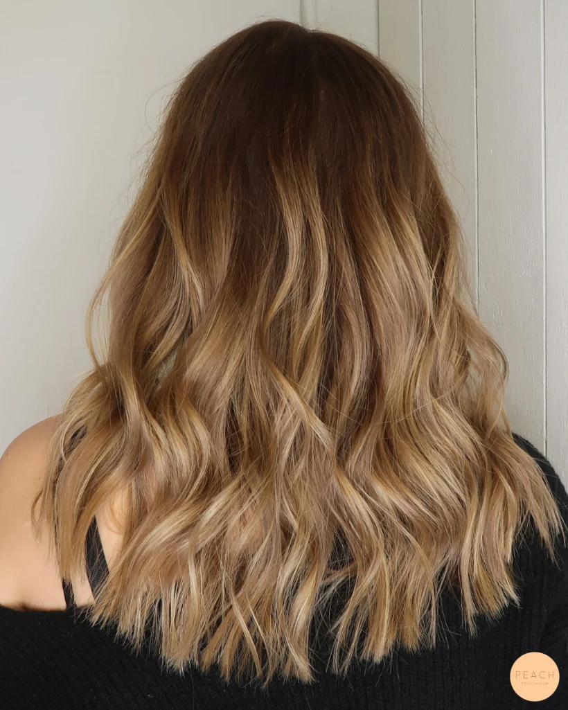 Bronde hårfärg med balayage och lång lob klippning