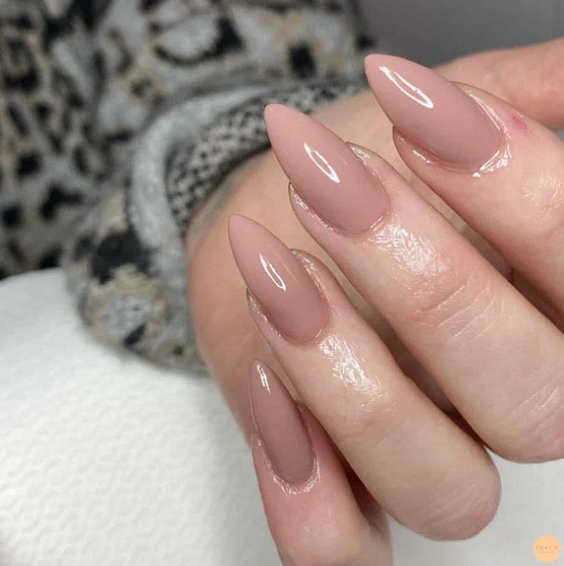 Beiga stiletto naglar