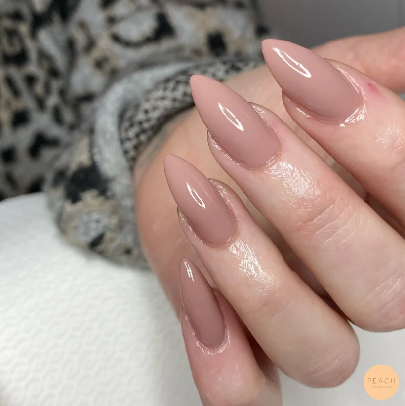 Beiga stiletto naglar