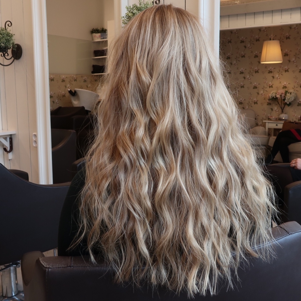 Beige blond hårfärg med slingor och beach lockar
