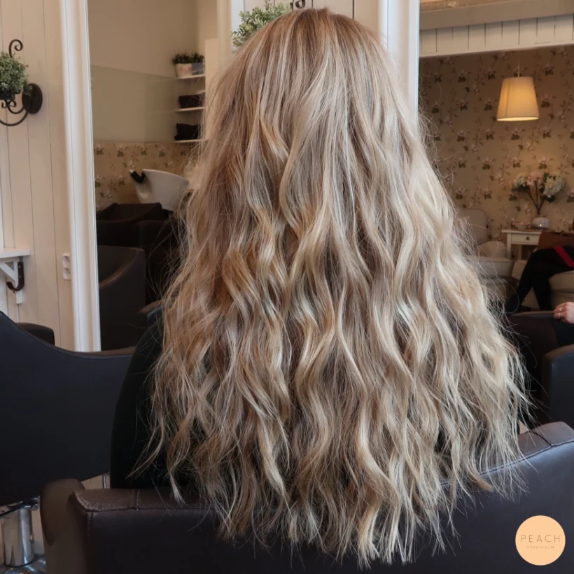 Beige blond hårfärg med slingor och beach lockar