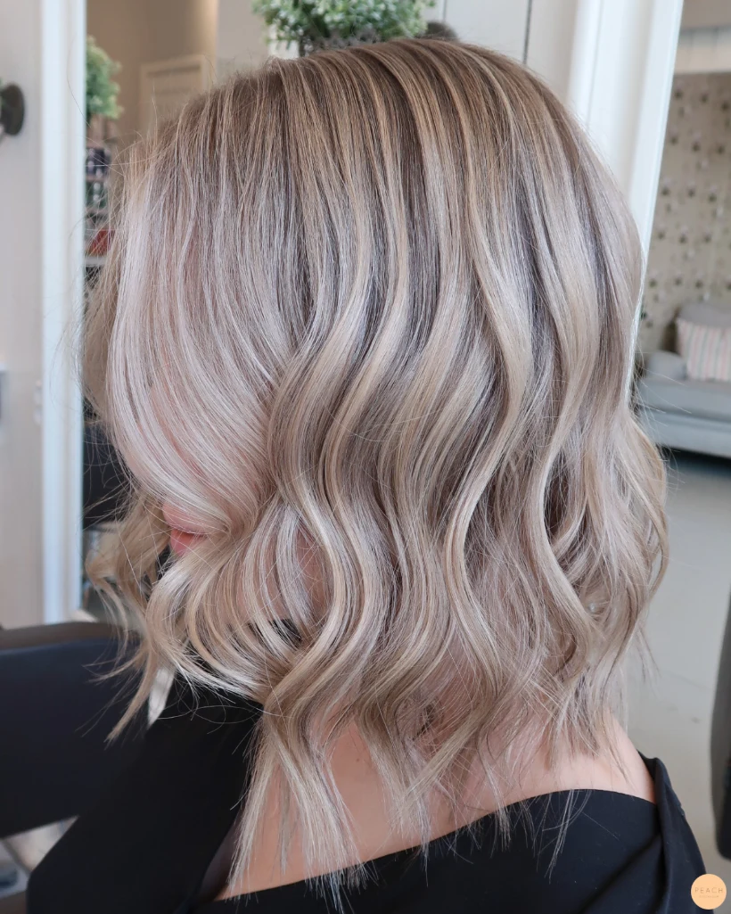 Beige blond hårfärg med lob klippning