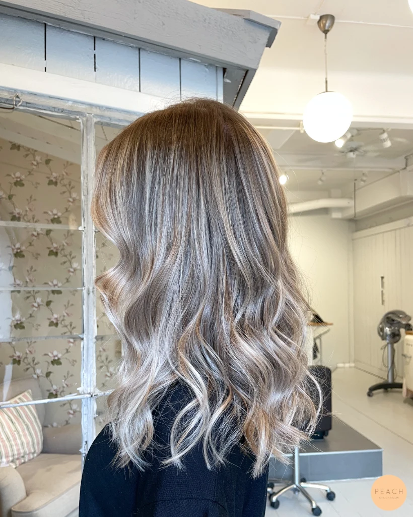 Beige blond med babylights och balayage