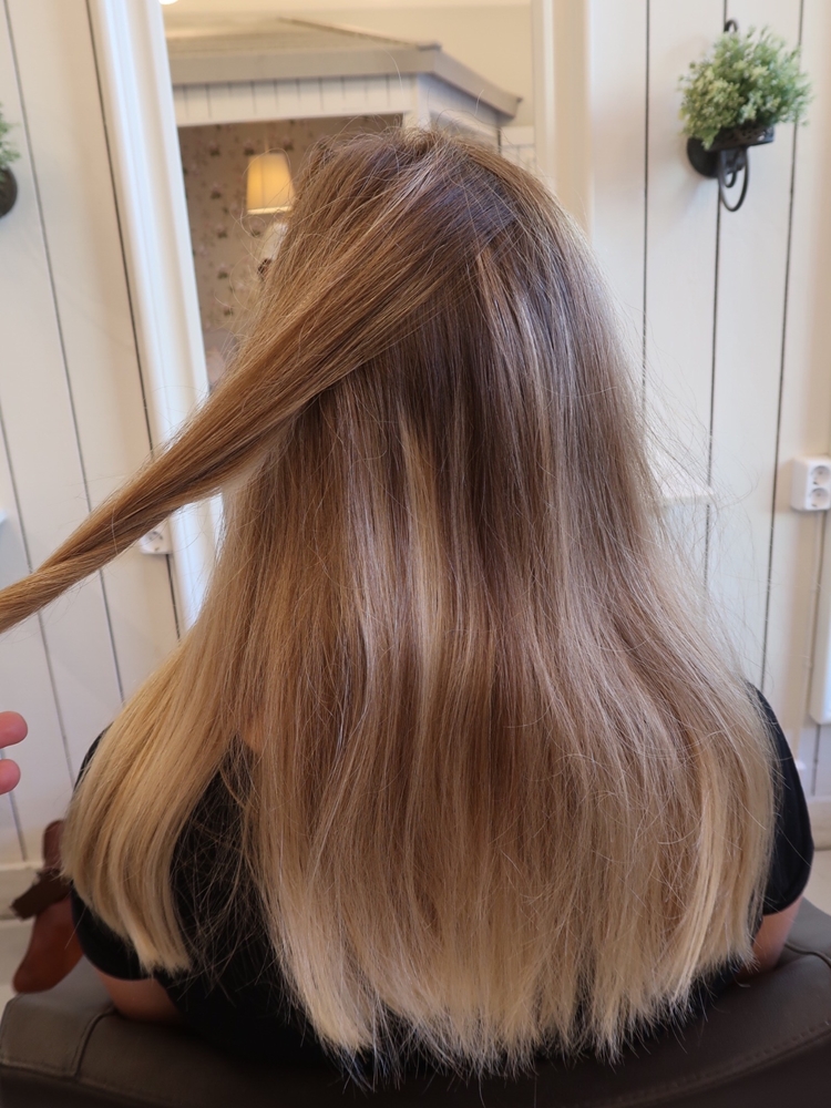 Ljusa slingor med lowlights och root shadow