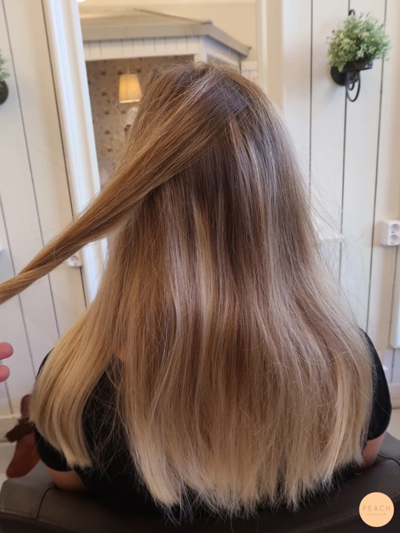 Ljusa slingor med lowlights och root shadow