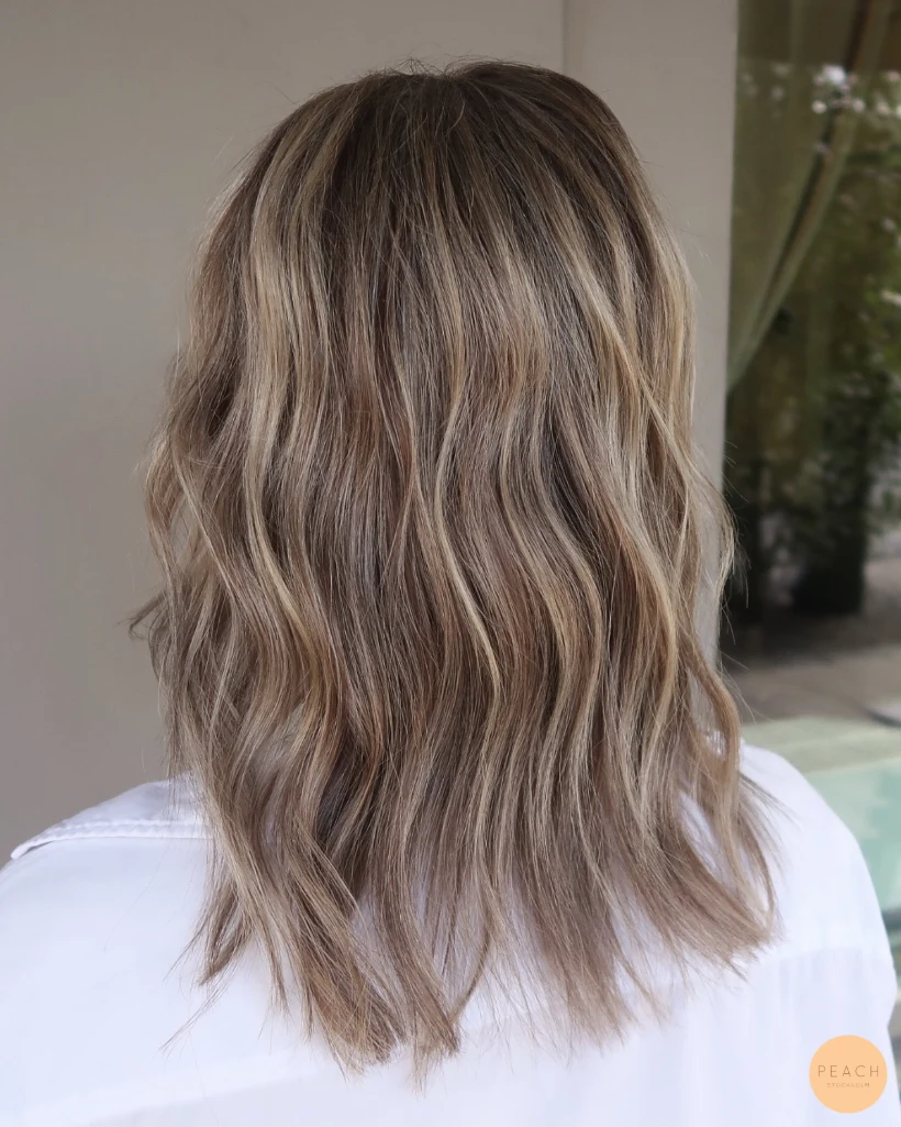 Beige blonde vågor hår i en lobb
