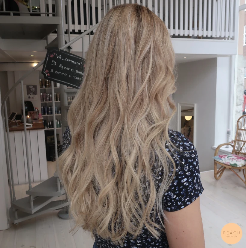 Sommar blond balayage med ljus face frame