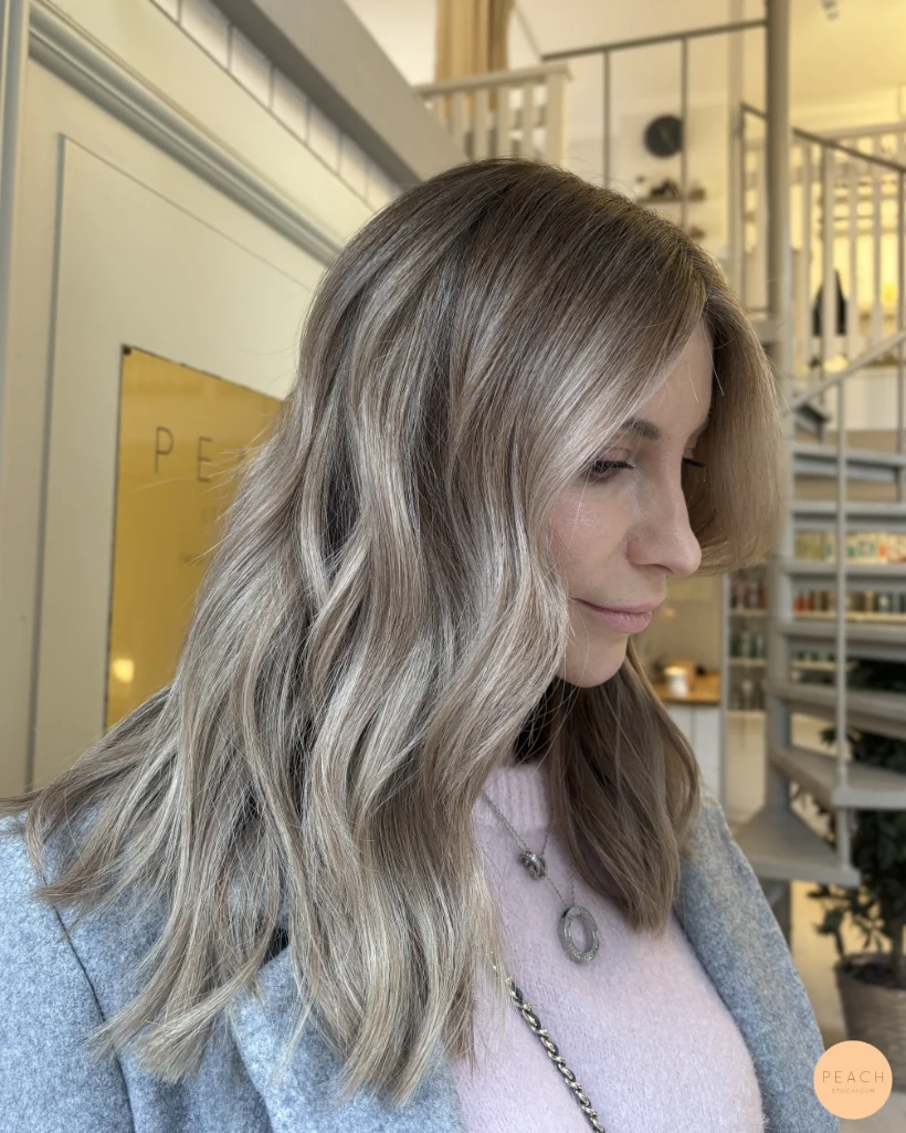 Balayage kall blond med ljusa slingor