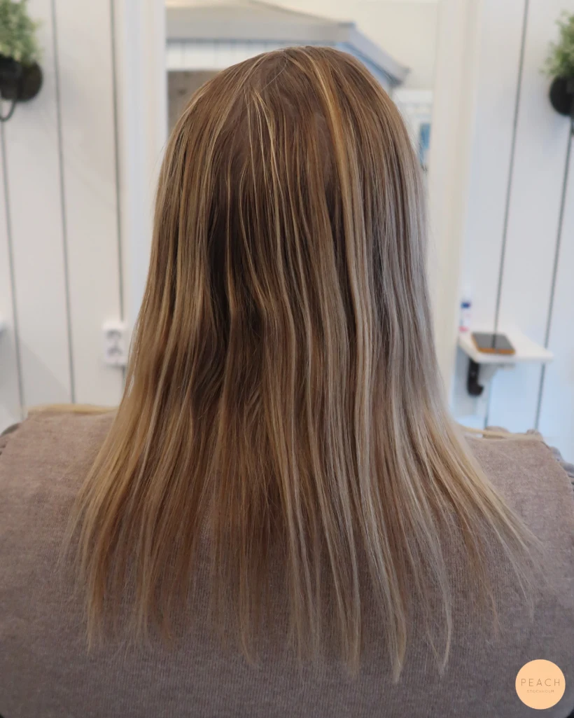 Guldblond hårfärg med ljusa slingor och mjuk root shadow