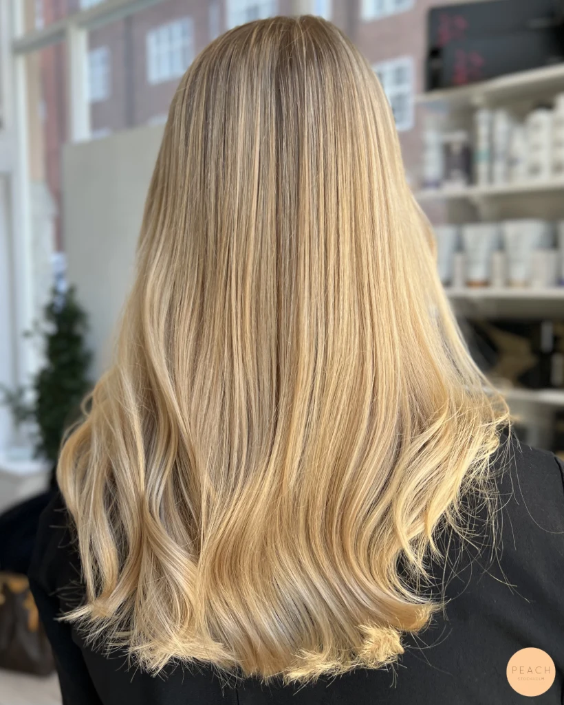 Varm blond balayage med varm nyansering