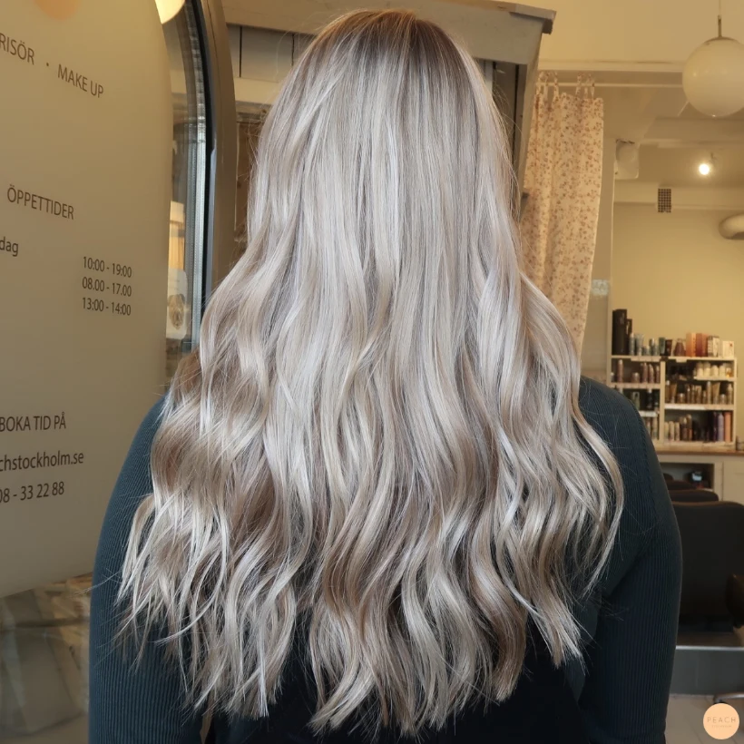 Beige blond hårfärg med ljusa slingor