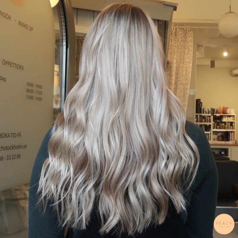 Beige blond hårfärg med ljusa slingor och beige toner