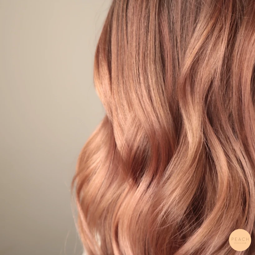 Balayage i rosa och peachiga toner