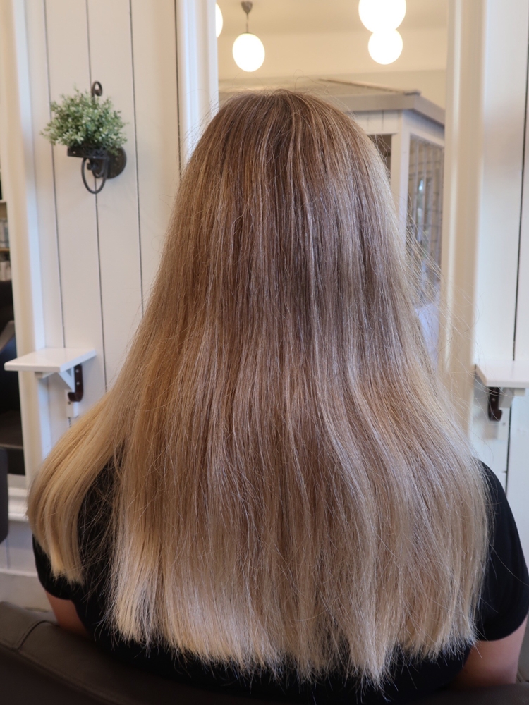 Ljusa slingor med lowlights och root shadow