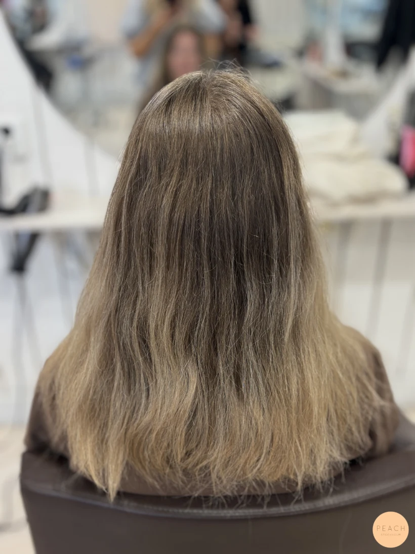 Kortare beige blond med naturlig botten
