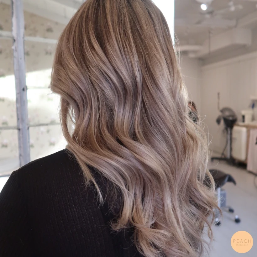 Lyxig blond balayage med highlights och lowlights