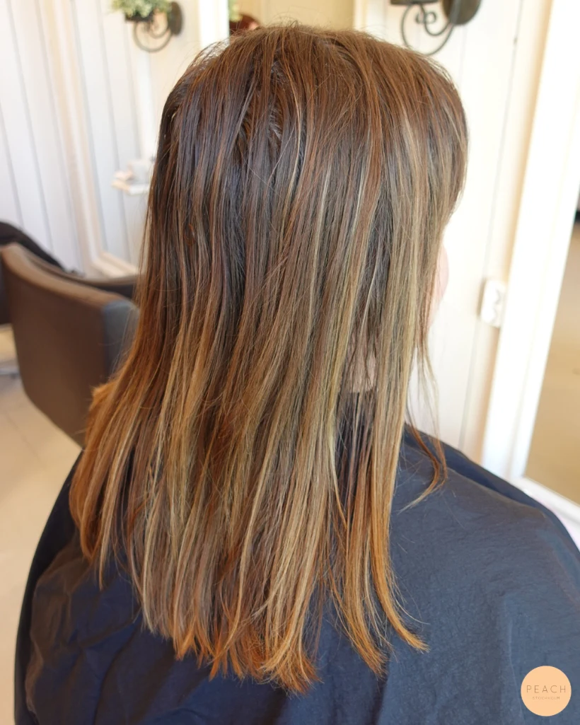 Mörkblond hårfärg med en beige nyans