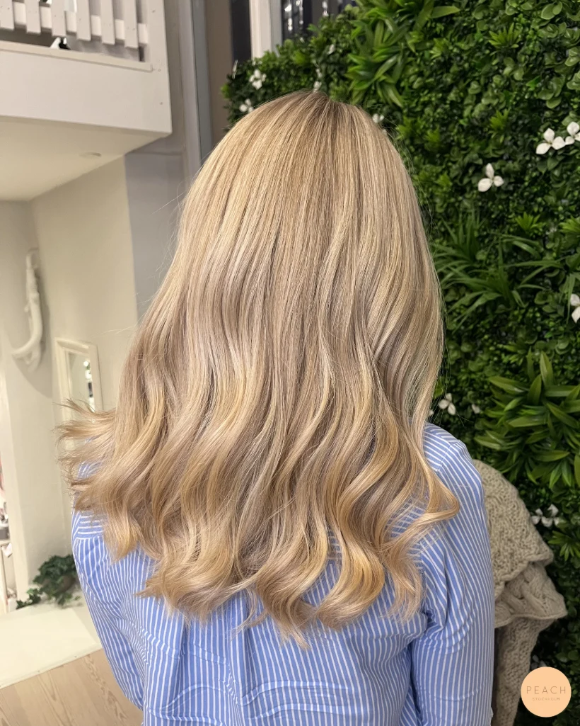 Krämig beige blond med tunna slingor