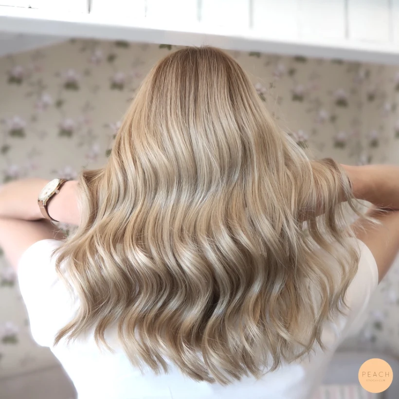 Beige blont hår med mjuk root shadow