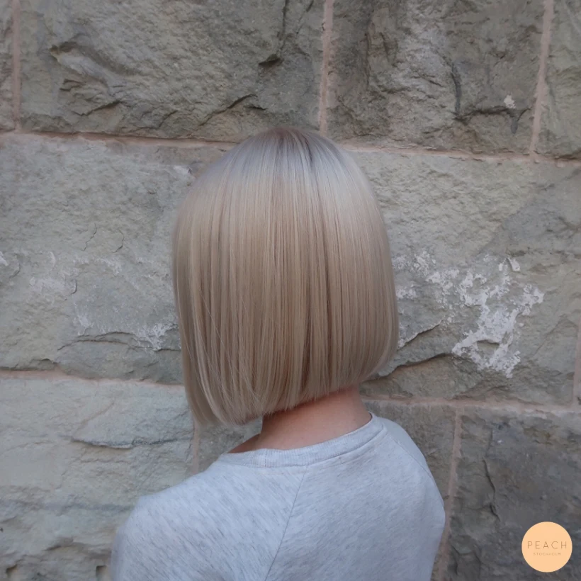 Vit blond hårfärg med isblond finish