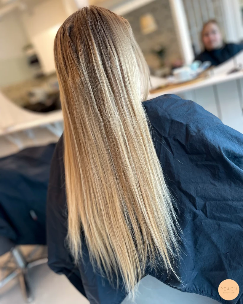 Bright blonde hair med mjuka lowlights