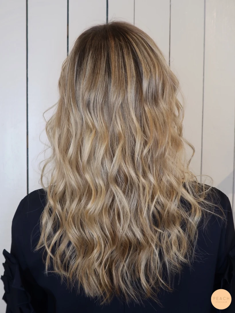 Ljusa slingor med mörk botten