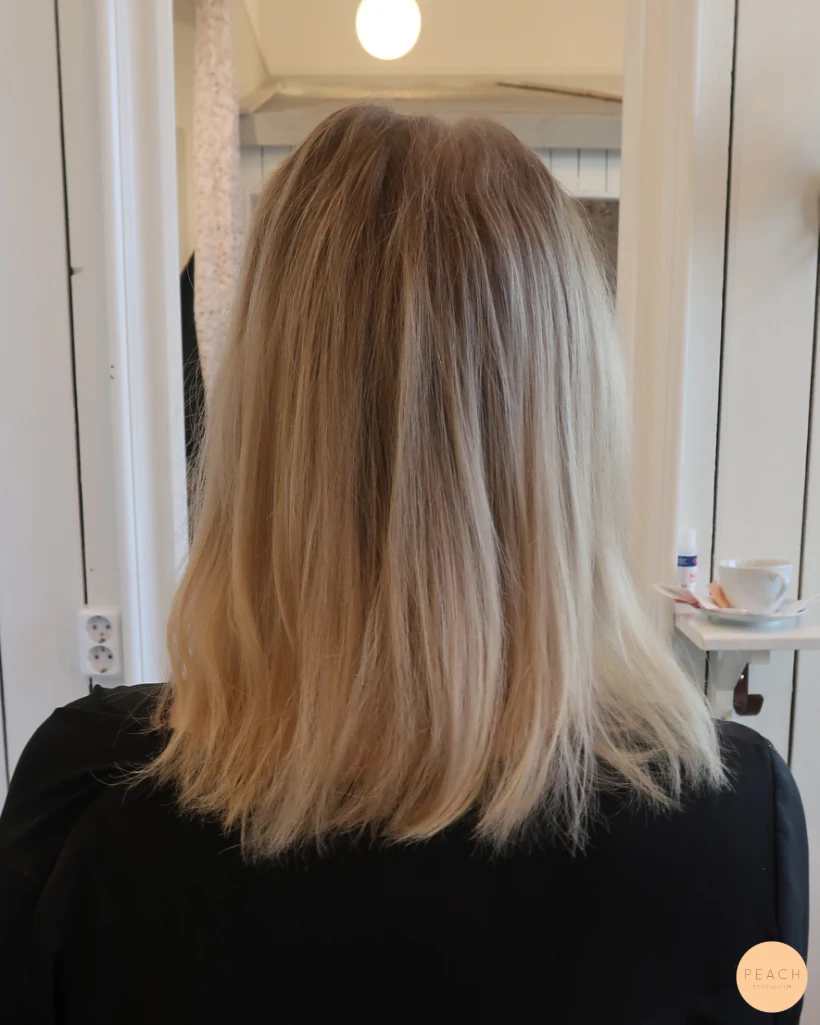 Beige blond hårfärg med lob klippning och beige toner