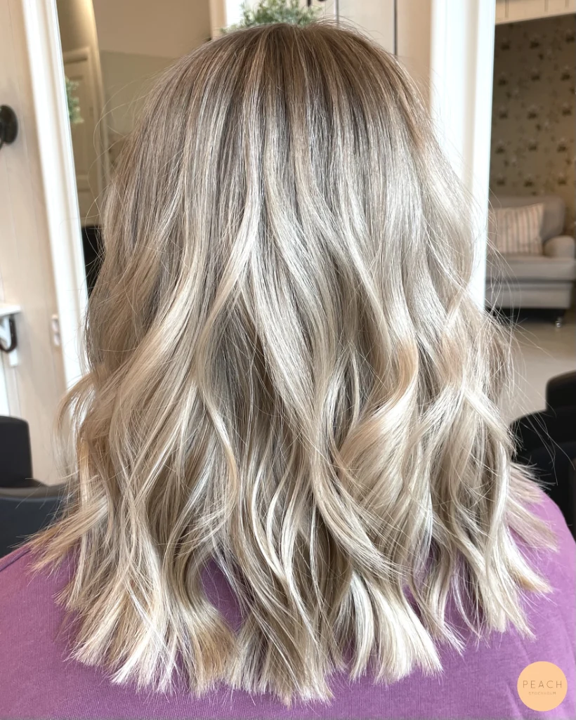 Kall blond hårfärg med ljusa slingor och rootshadow – inspiration 5 maj 2022